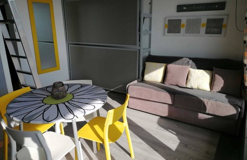 Saint-Nazaire Apartamento | Studio with terrace overlooking sea, port and mountains.