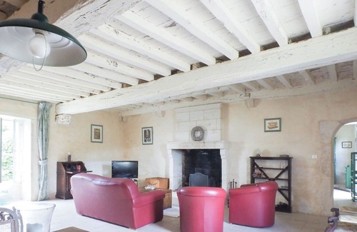 Saint-Laurent-de-la-Salle Villa | Maravillosa casa de vacaciones con piscina, TV, patio, mascotas permitida y aparcamiento