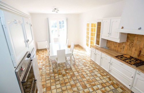 Saint-Jouan-des-Guerets Casa | Preciosa casa de vacaciones privada con WIFI, piscina, TV, terraza y aparcamiento