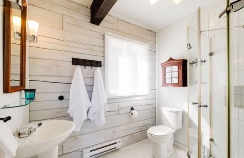 Pontiac Casa | Stunning waterfront getaway w/ hot tub, sleeps 14!