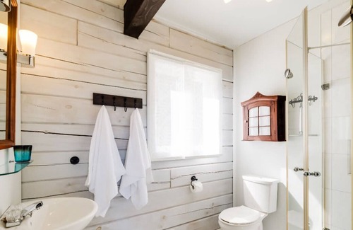 Pontiac Casa | Stunning waterfront getaway w/ hot tub, sleeps 10!