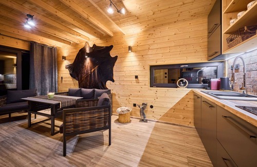 Mlade Buky Casa | Estupenda casa de vacaciones privada para 4 personas con WIFI, piscina, TV, patio y aparcamiento