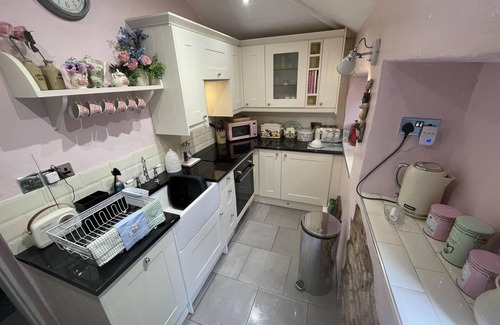 Bromsash Cabaña | Stunning 1-Bed Cottage with Hot Tub in Ross-on-wye