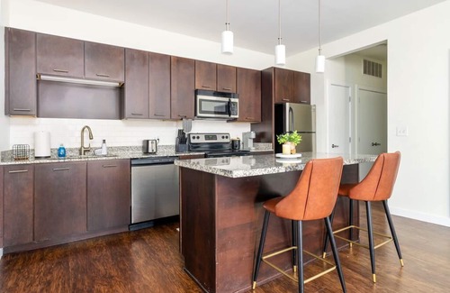 Grandview Heights Apartamento | Stunning 1 Bedroom Luxury unit with a Pool
