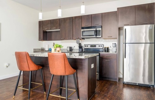 Grandview Heights Apartamento | Stunning 1 Bedroom Luxury unit with a Pool