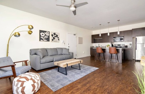 Grandview Heights Apartamento | Stunning 1 Bedroom Luxury unit with a Pool