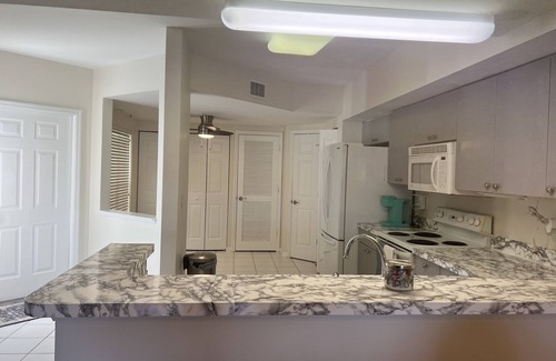 North Naples Condominio | Stunning 2/2 Carlton Lakes Condo: Your Naples, FL Paradise Awaits!