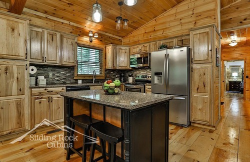 Aska Cabina | Stunning, 2/2, hot tub, fenced, pet friendly, paved roads, WIFI, ADULT ONLY.