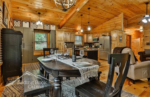 Aska Cabina | Stunning, 2/2, hot tub, fenced, pet friendly, paved roads, WIFI, ADULT ONLY.