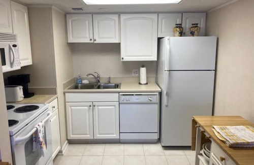 Imperial Heights Condominio | Stunning 2/2 Pool & Ocean View Condominium in Ormond by the Sea