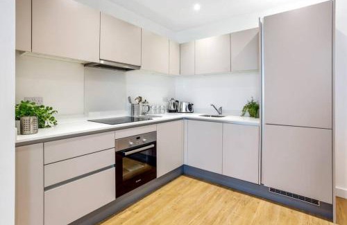 Bracknell Apartamento | STUNNING 2 BED/2 BATH IN TOWN CENTRE & PARKING!