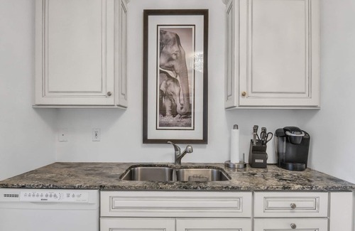 Imperial Golf Estates Condominio | Stunning 2 Bed 2Bath+Den Minutes Away From Beautiful White Sand Beaches