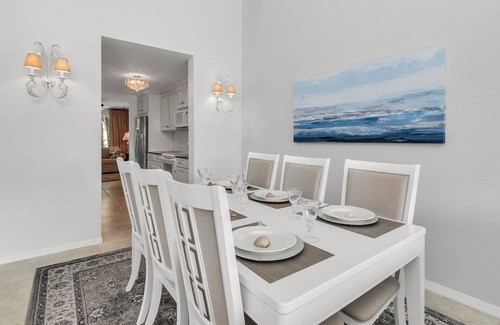 Imperial Golf Estates Condominio | Stunning 2 Bed 2Bath+Den Minutes Away From Beautiful White Sand Beaches