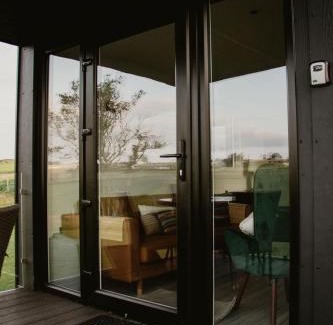 Ballycastle Casa | Stunning 2 Bed Glamping Cabin with private Hot Tub - Pod 1
