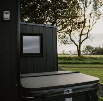 Ballycastle Casa | Stunning 2 Bed Glamping Cabin with private Hot Tub - Pod 1