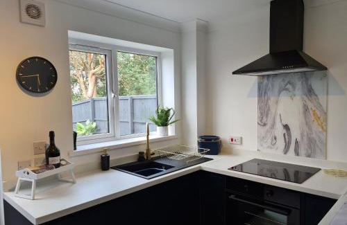 Llanelli Casa | Stunning 2 bed house near coastal path/lake/beach