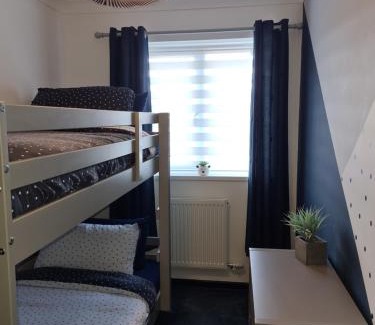 Llanelli Casa | Stunning 2 bed house near coastal path/lake/beach