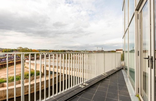 Rotherham Apartamento | Stunning 2 Bed Riverside Apartment with Balcony