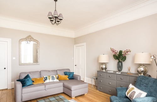 North Berwick Apartamento | Stunning 2 bedroom property with outstanding sea views, beautiful private garden and parking.