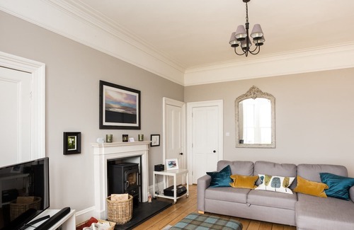 North Berwick Apartamento | Stunning 2 bedroom property with outstanding sea views, beautiful private garden and parking.