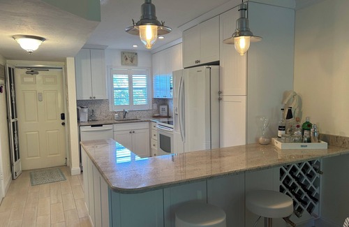 Central Naples Condominio | Stunning 2 bedroom, 2 balcony condo on golf course with tennis and pickleball