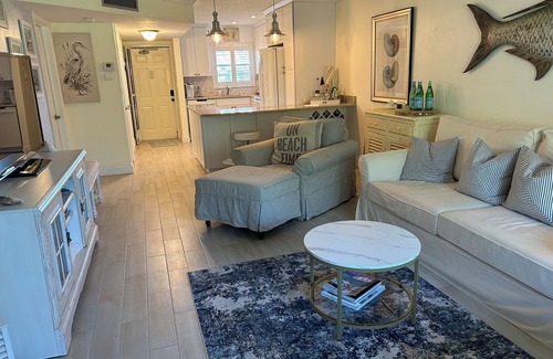 Central Naples Condominio | Stunning 2 bedroom, 2 balcony condo on golf course with tennis and pickleball