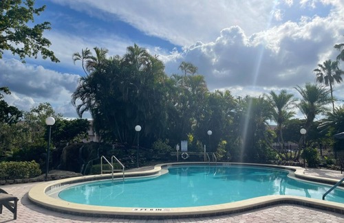 Central Naples Condominio | Stunning 2 bedroom, 2 balcony condo on golf course with tennis and pickleball