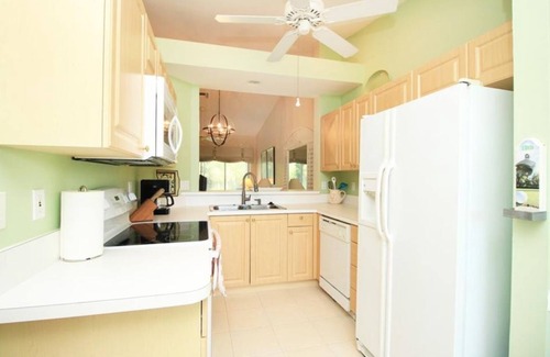 Naples Condominio | Stunning 2-Bedroom Condo with Golf Course Views at 2925 Cypress Trace Cir #201!