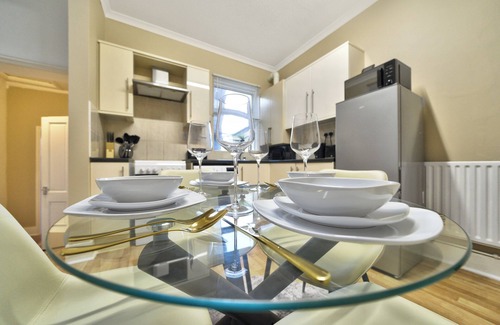 Walpole Apartamento | Stunning 2-Bedroom, Located In West London
