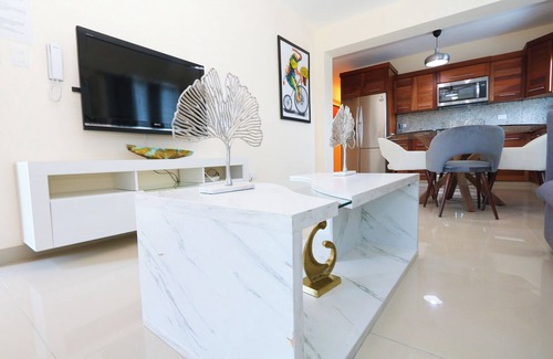 San Cristobal Apartamento | STUNNING 2-BR 2-BATH APT W/AC GARAGE & ROOF TOP