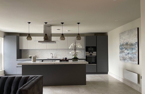Chigwell Apartamento | Stunning 2BA, 2BR, Apt, Desirable Chigwell