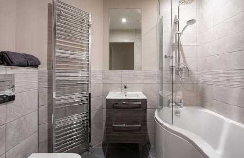 Belfast Apartamento | Stunning 2BR next to the City Airport BHD - Free Parking