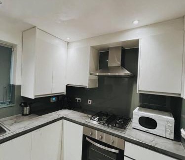 Oldbury Casa | Stunning 3-Bed House in Oldbury