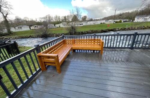 Bont Newydd Chalet De Esquí | Stunning 3 Bed Riverside Cabin in Snowdonia