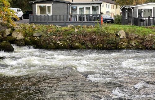 Bont Newydd Chalet De Esquí | Stunning 3 Bed Riverside Cabin in Snowdonia