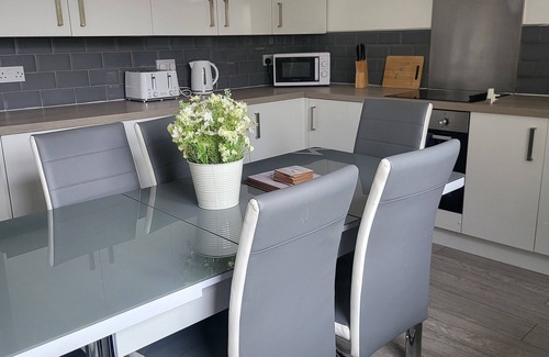 Abercwmboi Casa | Stunning 3 bedroom house in Merthyr Tydfil.