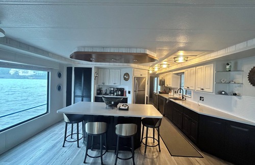 Steele Creek Alquiler De Eote | Stunning 3-bedroom house boat in Charlotte with optional cruises available.