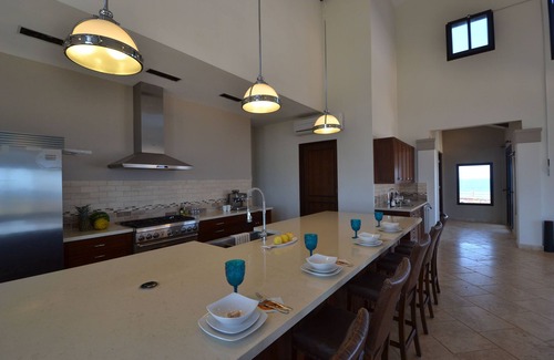Pedasi Casa | Impresionante casa de 3 dormitorios frente al mar con piscina infinita