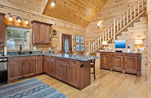 Vein Mountain Cabina | Stunning 3-Level Log Cabin: Blue Ridge Mtn Views, with abundant outdoor space!