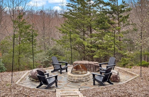 Vein Mountain Cabina | Stunning 3-Level Log Cabin: Blue Ridge Mtn Views, with abundant outdoor space!