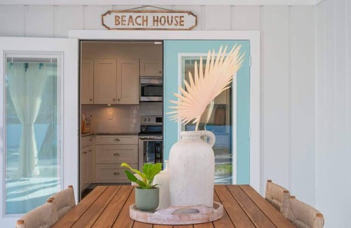 Siesta Key Casa | Stunning 3BD Siesta Cottage - Walk to the Beach!