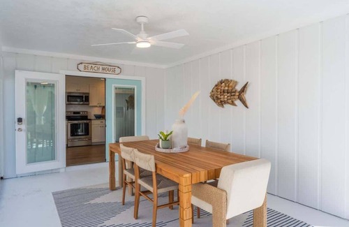 Siesta Key Casa | Stunning 3BD Siesta Cottage - Walk to the Beach!