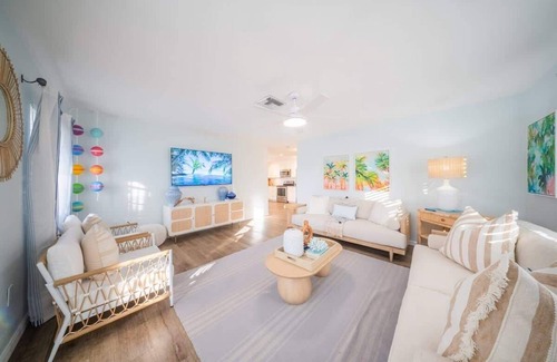 Siesta Key Casa | Stunning 3BD Siesta Cottage - Walk to the Beach!