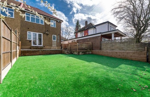 Arnos Grove Casa | Stunning 3BDR house with free parking
