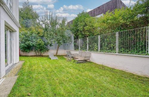 Issy-les-Moulineaux Apartamento | Stunning 3Bedroom Apartment with Garden in Prestigious Area I Eiffel Tower Within 15 Minutes' Drive