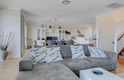 Banora Point Apartamento | Stunning 3BR Oceanview Retreat