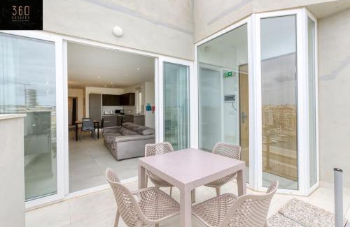 Pieta Apartamento | Stunning 3BR penthouse, opposite the harbour by 360 Estates