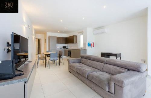 Pieta Apartamento | Stunning 3BR penthouse, opposite the harbour by 360 Estates