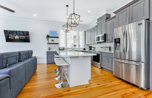 Faubourg Lafayette Apartamento | Stunning 4 & 5 BRs w Pool by Hosteeva