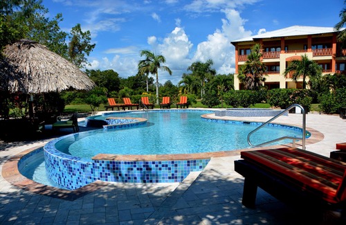 Cocoplum Condominio | Impresionante ático de 4 dormitorios frente a la playa dentro de una comunidad cerrada exclusiva.